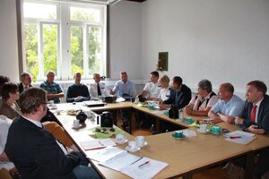 Regine Kanis und Matthias Hey diskutieren mit Vertretern der Jugendstation Jena/Saale-Holzland-Kreis.