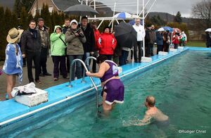 : Michael Klostermann, 2. Von links beim Neujahrsschwimmen in Kaltennordheim