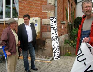 Richard Jung, Vorsitzender der BI im Gespräch mit Gunter Kunze, rechts Frank Schwarz mit den neuen Protestbannern 
