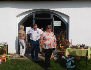 Regine Kanis und Hermsdorfs Bürgermeister Gerd Pillau bei der Besichtigung des Ritterguts Nickelsdorf.
