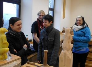 Martina Zentgraf Christ im Gespräch mit Schülerinnen