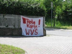 In Buttlar, an der Frakfurterstr./Bergstr. entstand dieses Foto. Auf einem Transparent wird Unmut über den WVS geäußert.