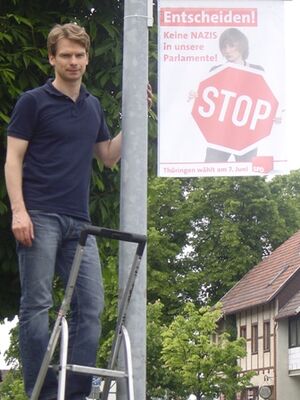 Kreisvorsitzender Ronny Fritzlar beim Plakatieren