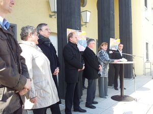 Regine Kanis (2.v.li.) bei den Protesten in Schleiz auf dem Podium.