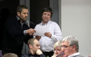 Ralf Pollmeier bei der Übergabe des gutachtens