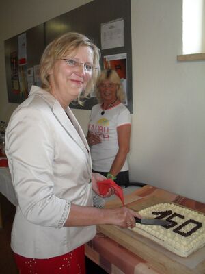 Unsere Kandidatin beim Anschneiden der Geburtstagstorte.