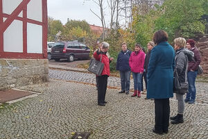 Ingelore Kneffel (li.) mit Teilnehmerinnen beim Stadtrundgang durch Nordhausen.