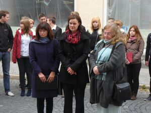 Cornelia Kraffzick, Landrätin Antje Hochwind und Dorothea Marx bei der Verlegung der Stolpersteine