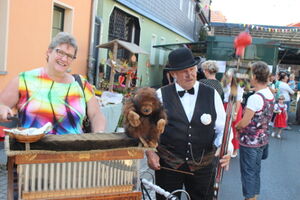 Regine Kanis spielt die Drehorgel beim Hermsdorfer Straßenfest.