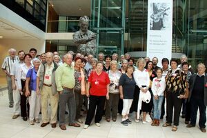 Die Reiseteilnehmer im Willy-Brandt-Haus