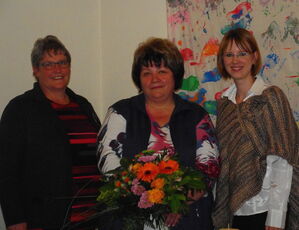 v.li. Regine Kanis, eine der Stifterinnen, Sonja Gröbe, die Preisträgerin, und Irene Schlotter, LV-Mitglied der ASF