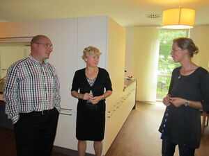 MdL Weber mit Geschäftsführerin Gabriele Matzulla und Pflegedienstleiterin Karina Schäfer
