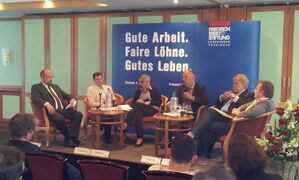 Michael Klostermann 2.v.l. nimmt teil an Podiumsdiskussion für Wirtschaft, Arbeit und Technologie, M. Machnig 3.v.r.