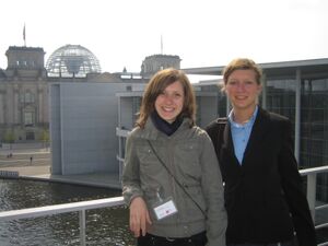 Lisa Drechsel (links) aus Unterkoskau und MdB-Mitarbeiterin Nicole Kochanek. Im Hintergrund Reichstag und Paul-Löbe-Haus