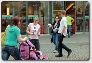 Jana Schmidt und Sabine Berninger beim Verteilen der Flugblätter