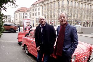 Müntefering, Stadtrat Mroß und Trabi „Willy“ auf dem Weg zur Lesung