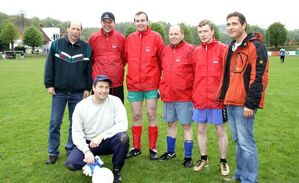 Das Red-Socks-Team der Jusos, rechts "Schirmherr" Schweinas Bürgermeister Jürgen Holland-Nell